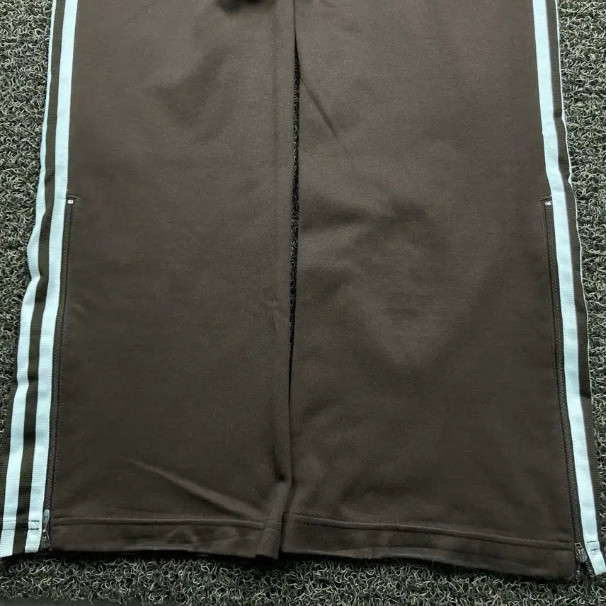 [SOLD OUT] 아디다스 브라운 트랙팬츠