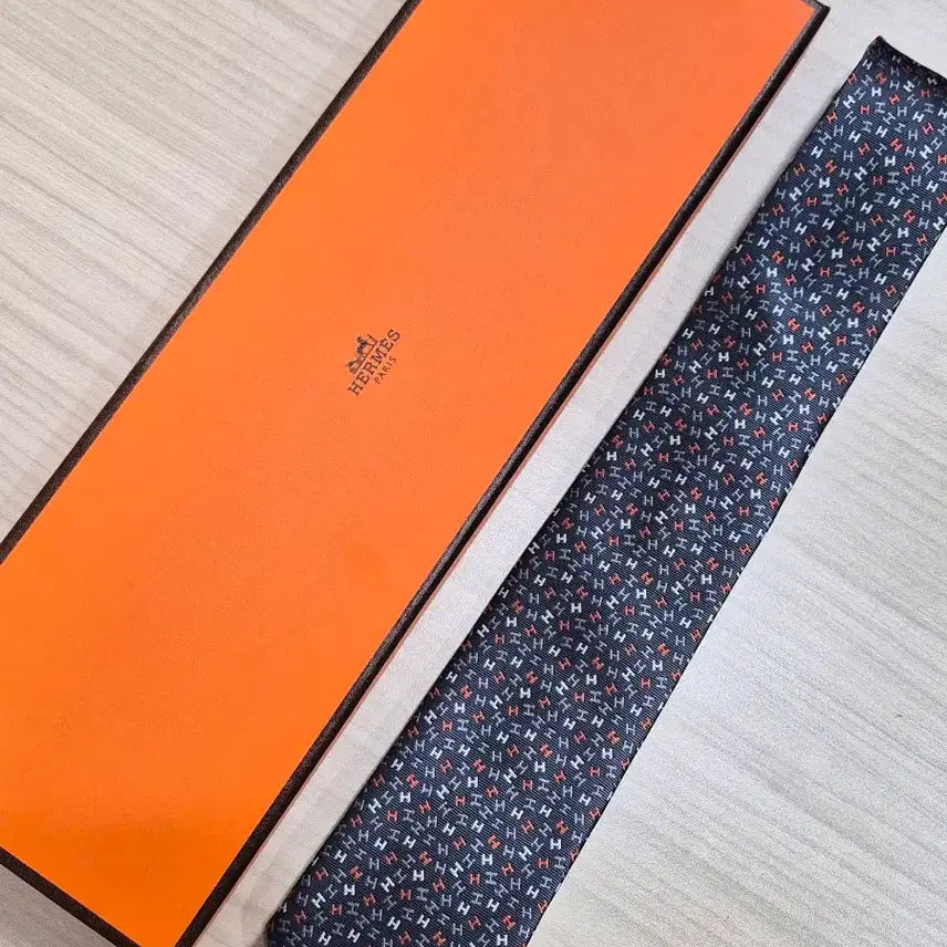 [BUNJANG] HERMES H-Pattern Silk Tie / 에르메스 HERMES H잔패턴 넥타이(그레이)