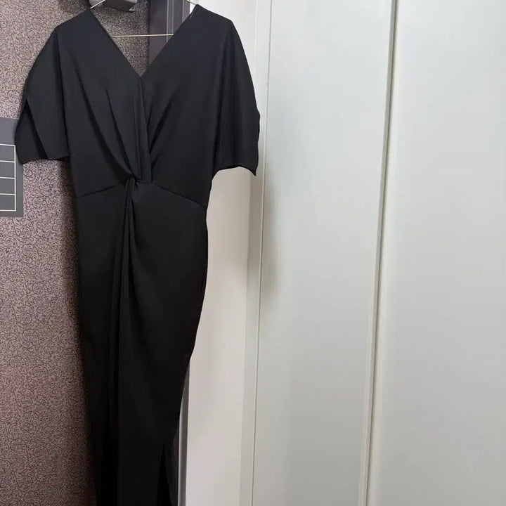 [BUNJANG] KIIMA Black V-Neck Drape Long Dress / KIIMA 블랙 브이넥 꼬임 드레이핑 롱 원피스
