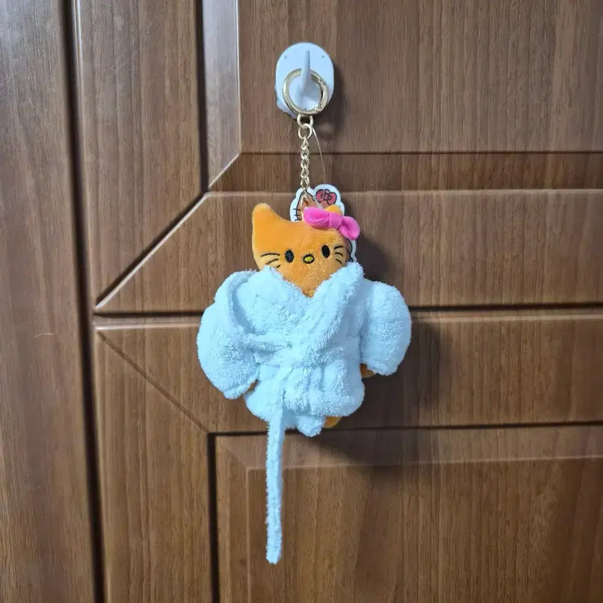 [BUNJANG] Hello Kitty Bathrobe Keychain Doll / 헬로키티 목욕 가운 키링 인형