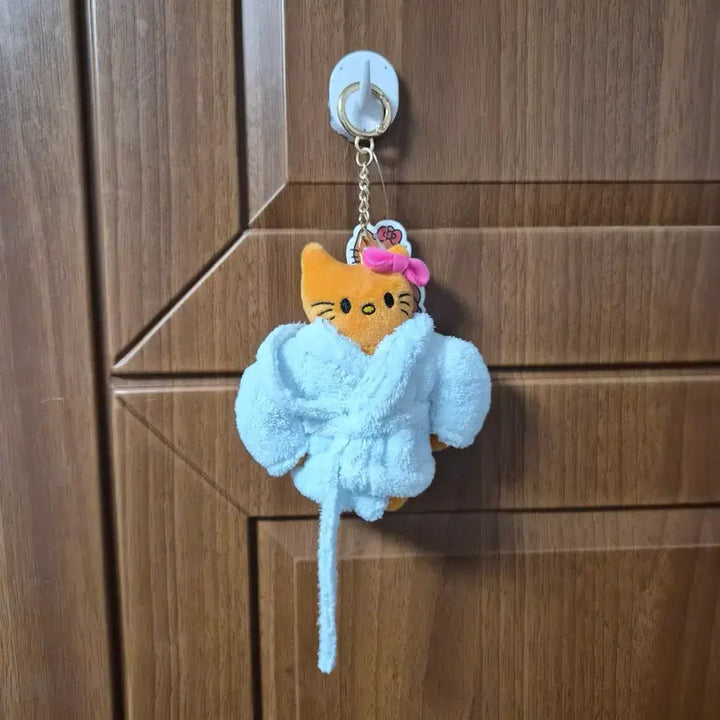 [BUNJANG] Hello Kitty Bathrobe Keychain Doll / 헬로키티 목욕 가운 키링 인형