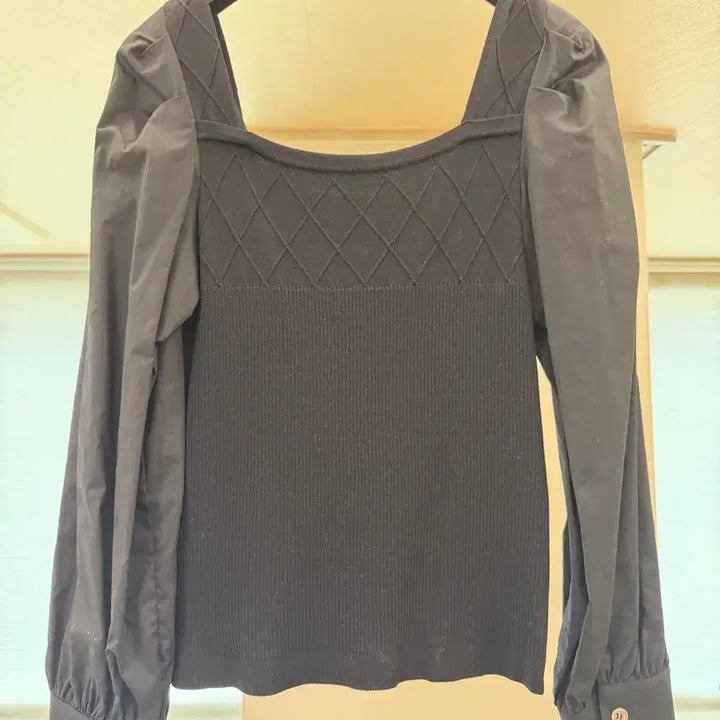 [SOLD OUT] 듀엘 블랙 스퀘어넥 퍼프소매 니트
