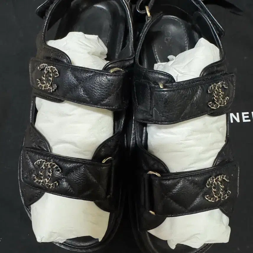 [SOLD OUT] (주말 한정 세일) 샤넬 캐비어 벨크로샌들 250