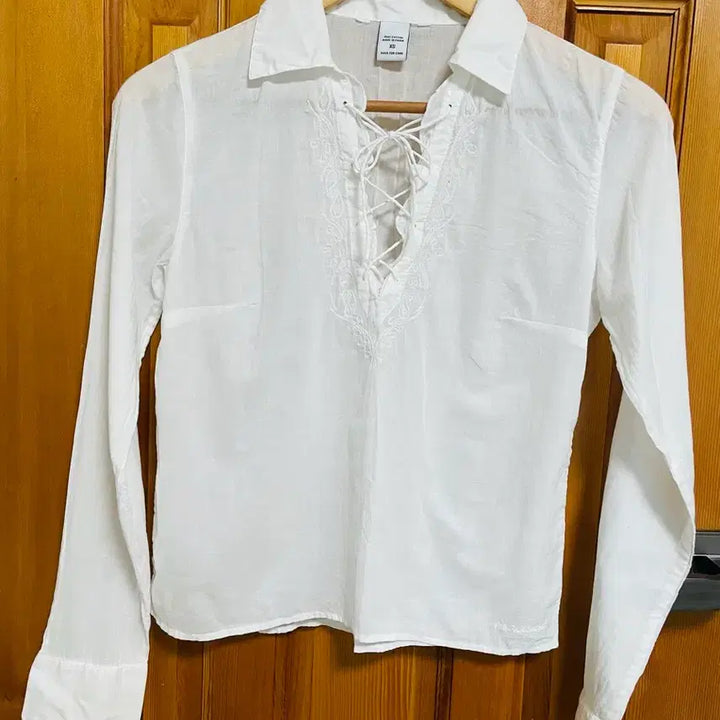[BUNJANG] Abercrombie Embroidered White Shirt / 아베크롬비 자수셔츠
