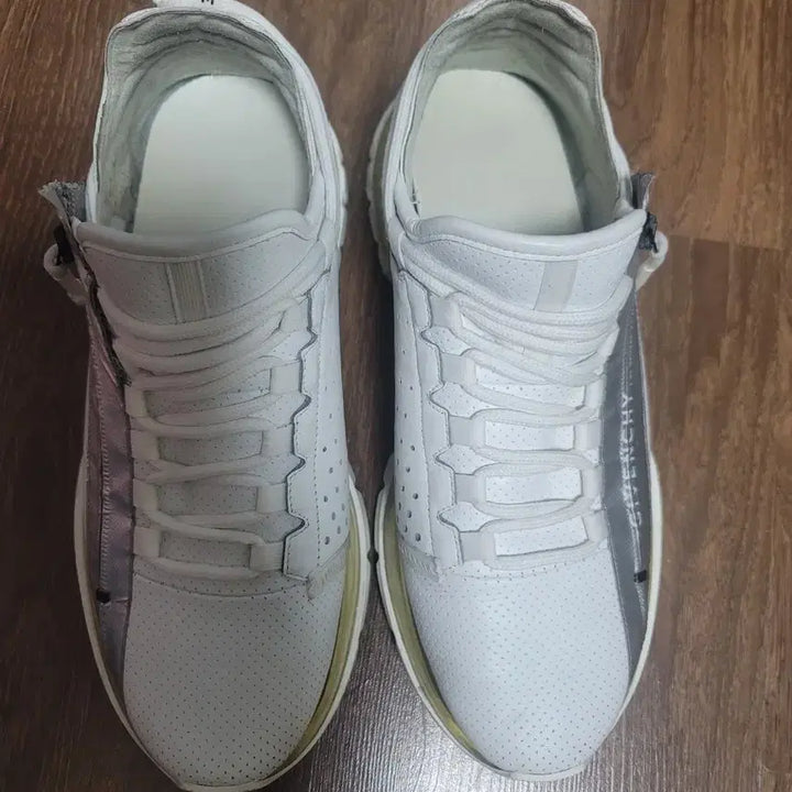 [BUNJANG] Givenchy Sneakers (Size 43) / 지방시 스니커즈  275