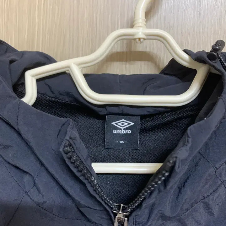 [SOLD OUT] 엄브로 블랙 바람막이 후드 자켓