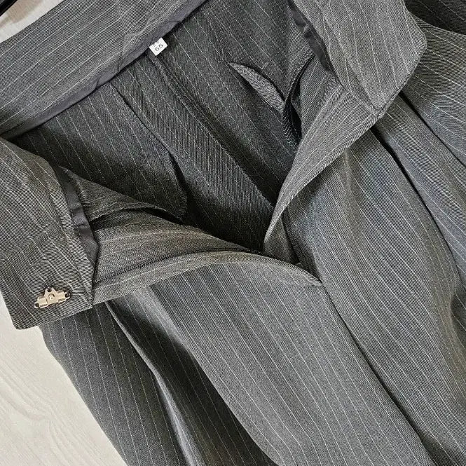 [BUNJANG] Wide Tucked Stripe Slacks / 와이드 핀턱 슬랙스 새상품