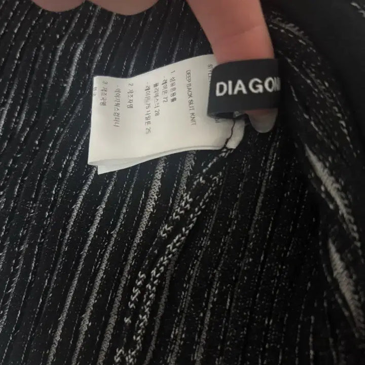 [BUNJANG] Diagonal Cut T-Shirt / 다이애그널 절개 티셔츠