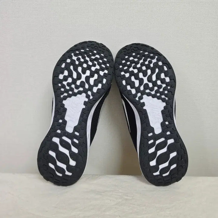 [SOLD OUT] 225나이키 레볼루션6 런닝화  -821