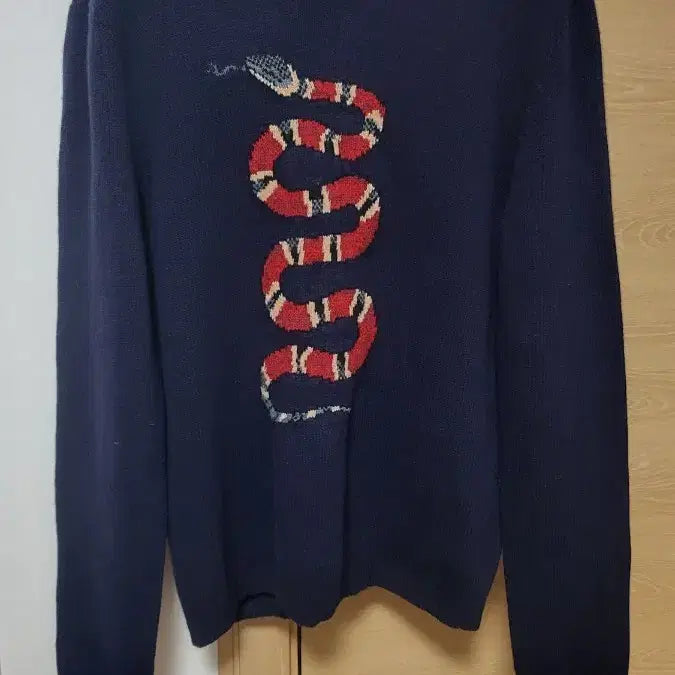[BUNJANG] Gucci Snake Embroidered Navy Knit L / 구찌 스네이크 자수 네이비 니트 (L)