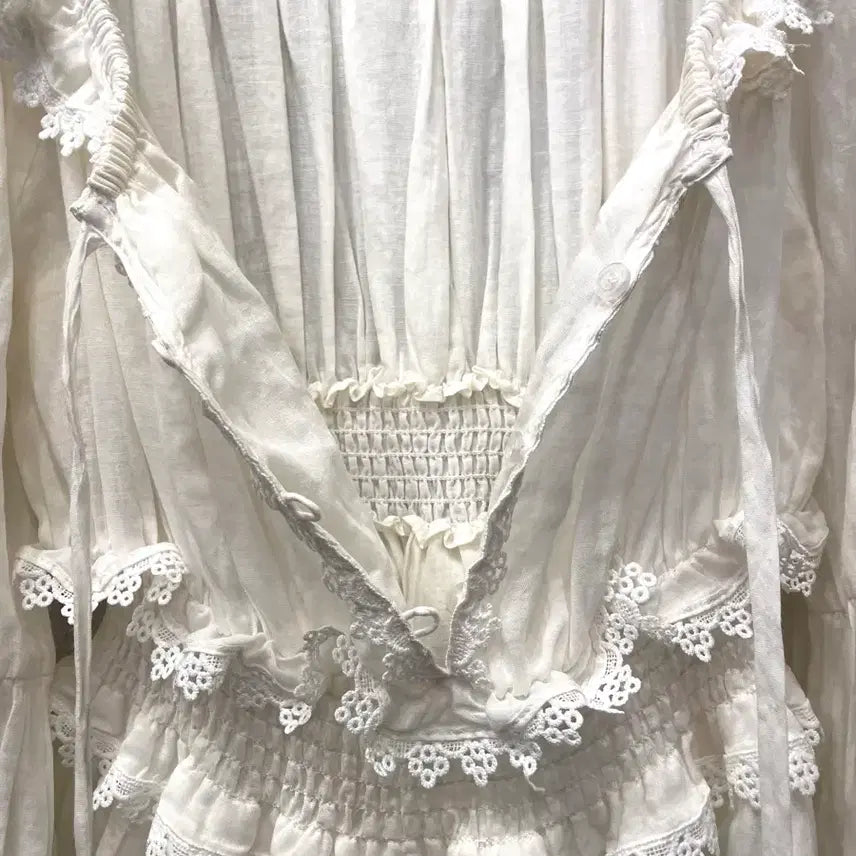 [SOLD OUT] 돌체앤가바나 린넨 100% 오프숄더 레이스 러플 블라우스 55~66