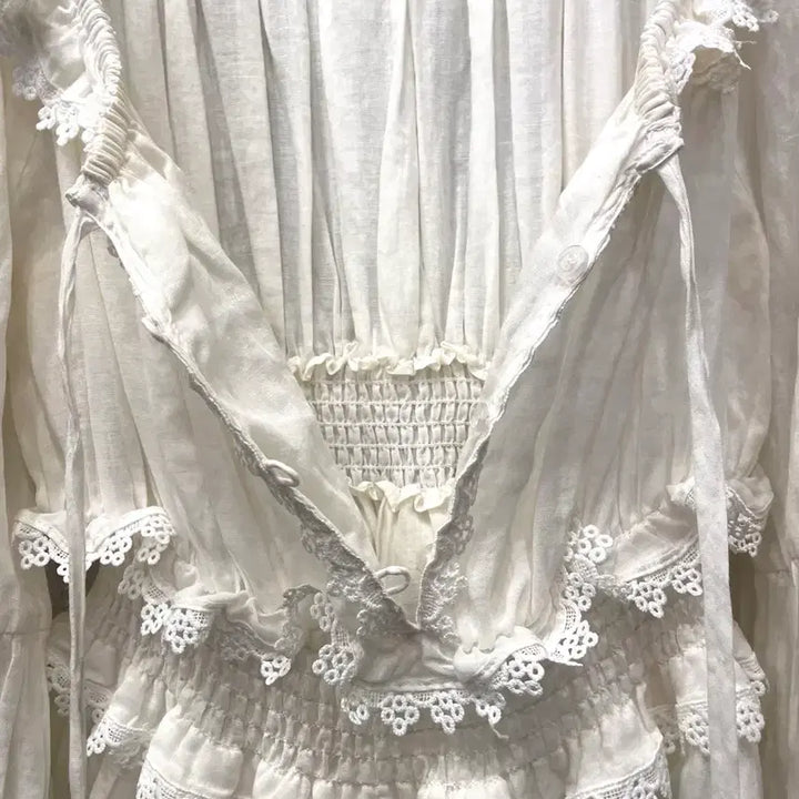 [SOLD OUT] 돌체앤가바나 린넨 100% 오프숄더 레이스 러플 블라우스 55~66