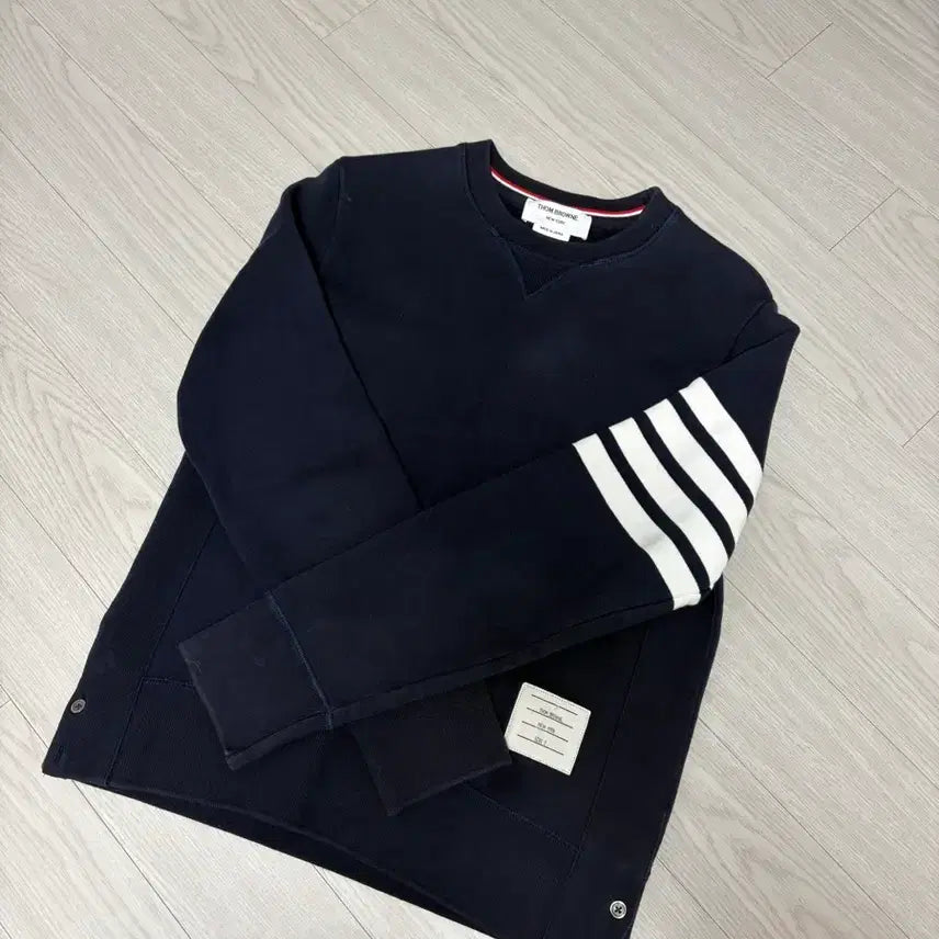 [SOLD OUT] 톰브라운 맨투맨 2사이즈 4선완장 판매