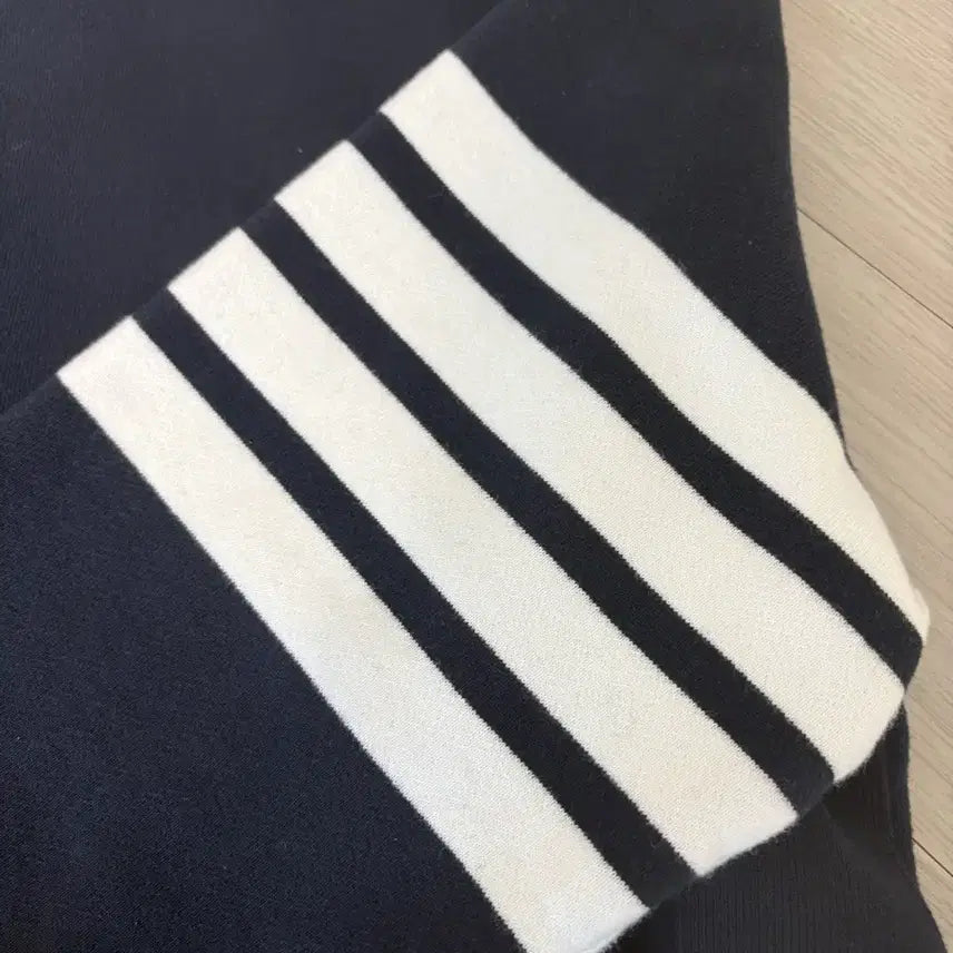 [SOLD OUT] 톰브라운 맨투맨 2사이즈 4선완장 판매