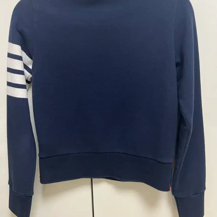 [BUNJANG] Thom Browne Navy Cropped Sweatshirt Size 38 / 톰브라운 여자 크롭 맨투맨(네이비/38사이즈)