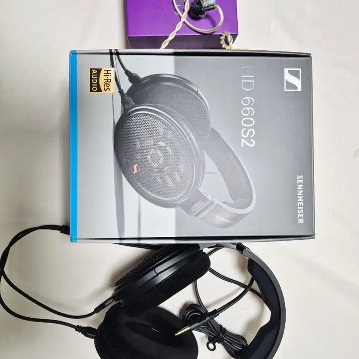 [BUNJANG] Sennheiser HD660S2 Headphones + Zisin ZS327 Earphones / 젠하이저 HD660s2 헤드폰 + zisin327 이어폰 팝니다.
