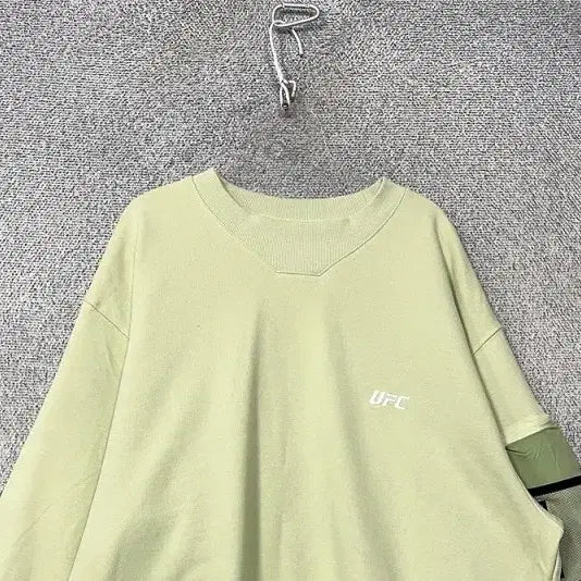 [BUNJANG] UFC Techwear Light Green Sweatshirt - Size L / UFC 로고 테크웨어 라이트 그린 스웻셔츠 L