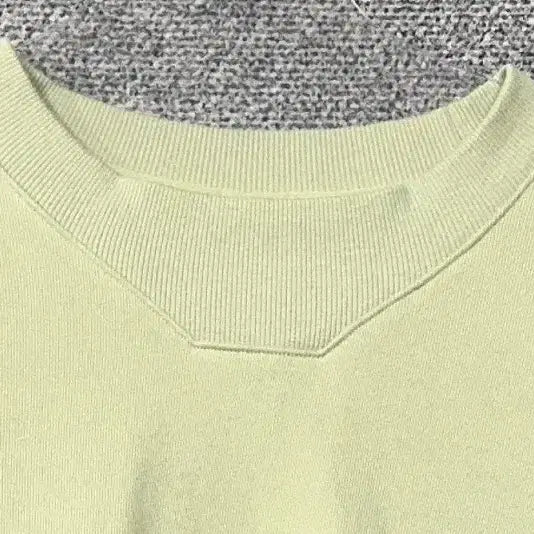 [BUNJANG] UFC Techwear Light Green Sweatshirt - Size L / UFC 로고 테크웨어 라이트 그린 스웻셔츠 L
