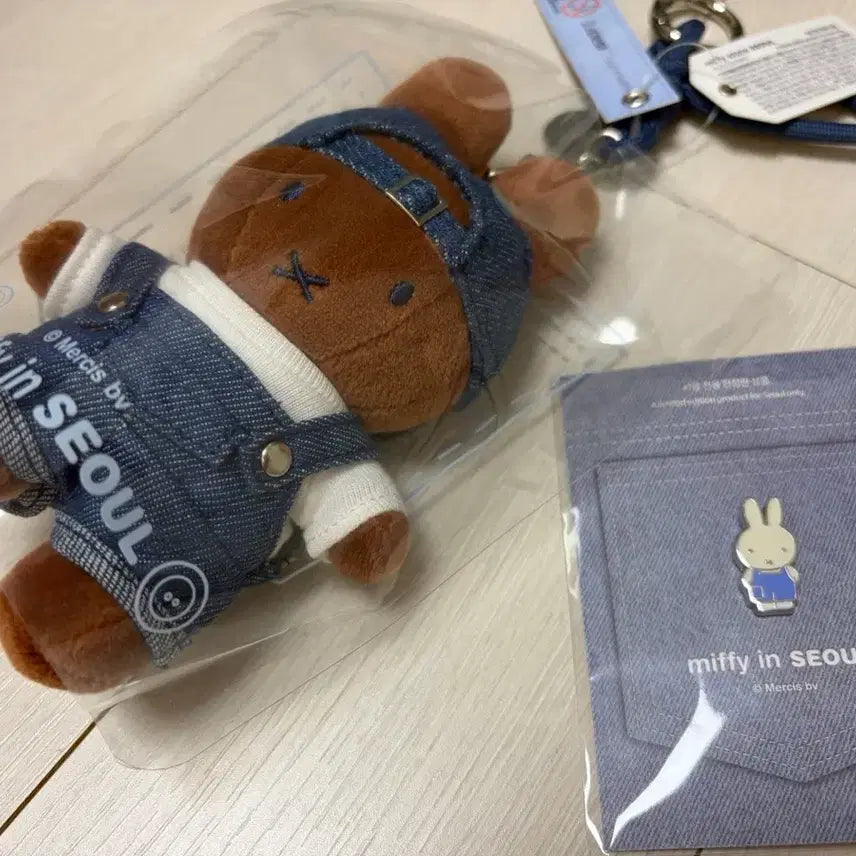 [SOLD OUT] 미피 인 서울 데님 멜라니 인형 + 한정판 뱃지 일괄 미사용