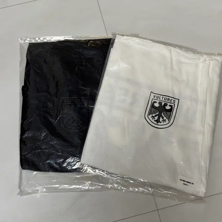 [BUNJANG] Kanye West Vultures Graphic T-Shirt Black / [2] 칸예 벌쳐스 그래픽 티셔츠 블랙