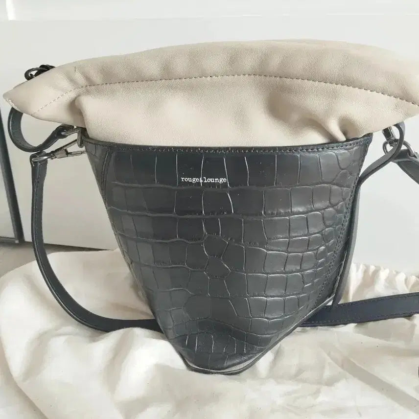 [BUNJANG] LOUGE&amp;LOUNGE Triangle Crossbody Bag / 루즈앤라운지 삼각 크로스백
