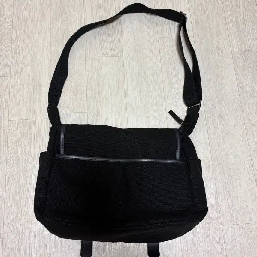 [BUNJANG] Kirsh Pocket Black Messenger Bag / 키르시 포켓 블랙 메신저백