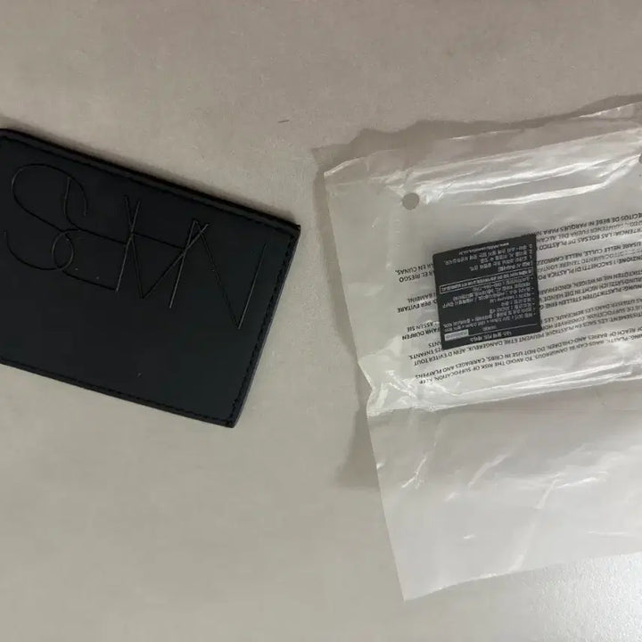 [SOLD OUT] [미개봉새제품] 나스 정품 블랙 카드 케이스