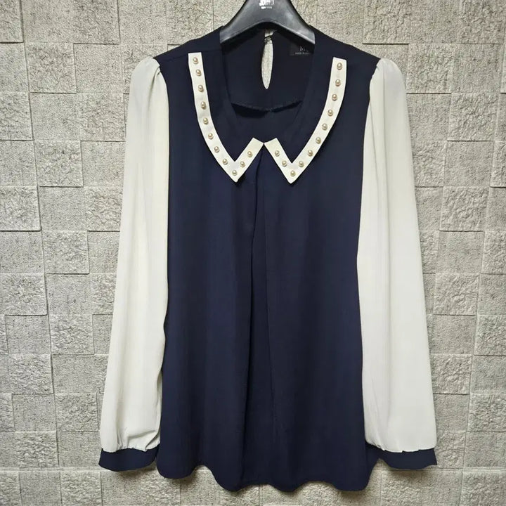 [BUNJANG] MIN Pearl Embellished Navy Blouse / 딱이다 MIN 진주 장식 네이비 배색 블라우스