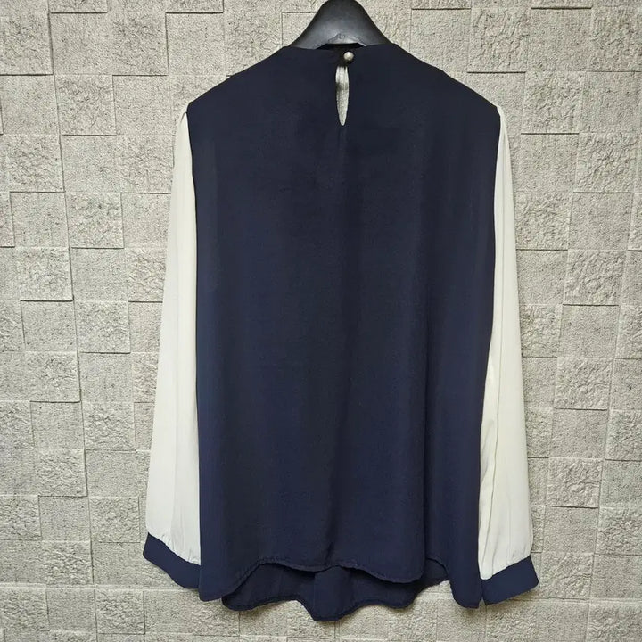 [BUNJANG] MIN Pearl Embellished Navy Blouse / 딱이다 MIN 진주 장식 네이비 배색 블라우스