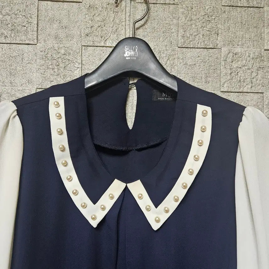 [BUNJANG] MIN Pearl Embellished Navy Blouse / 딱이다 MIN 진주 장식 네이비 배색 블라우스