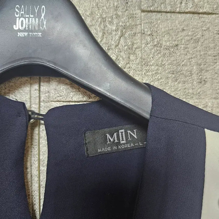 [BUNJANG] MIN Pearl Embellished Navy Blouse / 딱이다 MIN 진주 장식 네이비 배색 블라우스