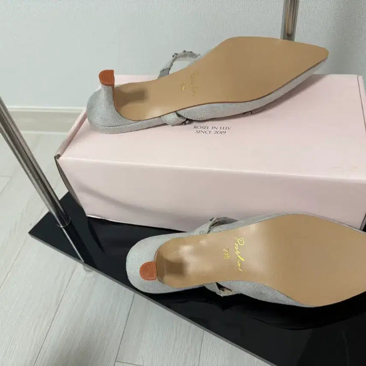 [SOLD OUT] [새제품] 단종상품 로젤린 클라우드 쥬얼뮬 7cm 크림아이보리, 그레이