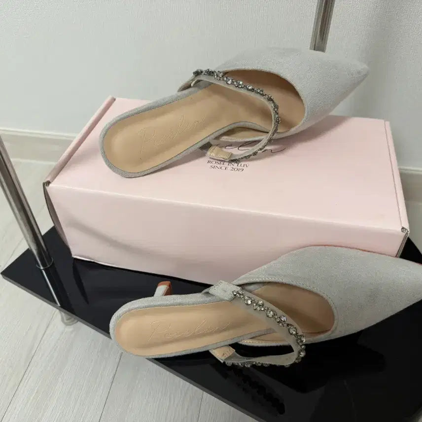 [SOLD OUT] [새제품] 단종상품 로젤린 클라우드 쥬얼뮬 7cm 크림아이보리, 그레이