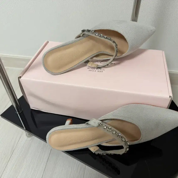 [SOLD OUT] [새제품] 단종상품 로젤린 클라우드 쥬얼뮬 7cm 크림아이보리, 그레이