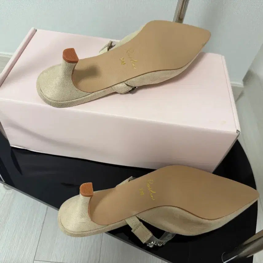 [SOLD OUT] [새제품] 단종상품 로젤린 클라우드 쥬얼뮬 7cm 크림아이보리, 그레이