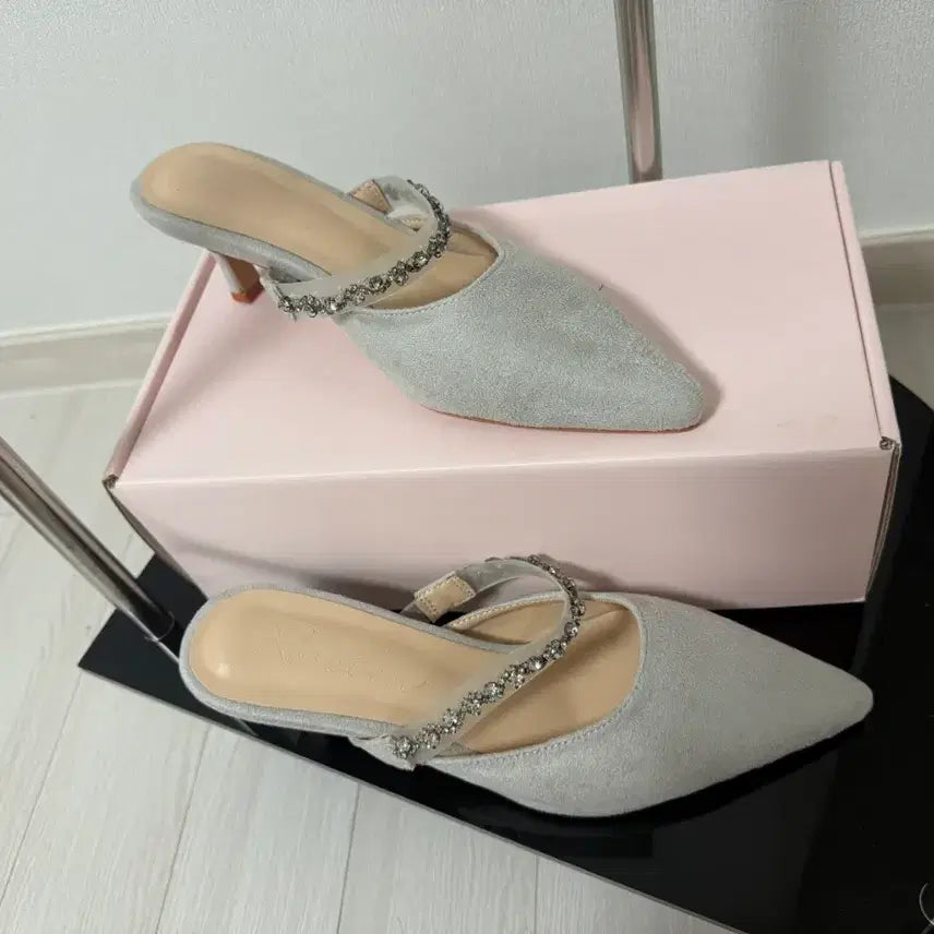 [SOLD OUT] [새제품] 단종상품 로젤린 클라우드 쥬얼뮬 7cm 크림아이보리, 그레이