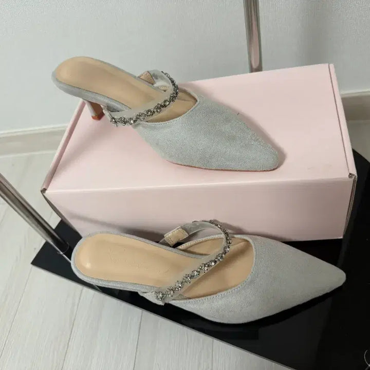 [SOLD OUT] [새제품] 단종상품 로젤린 클라우드 쥬얼뮬 7cm 크림아이보리, 그레이