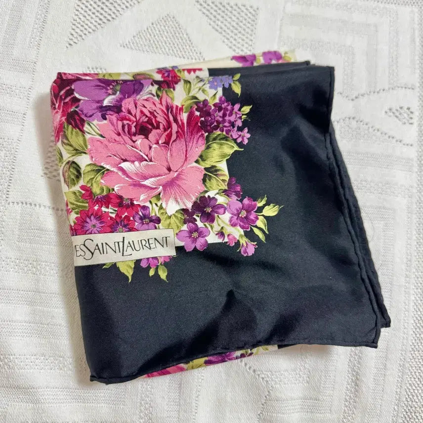 [SOLD OUT] YSL 입생로랑 사각 실크 블랙 플라워 스카프