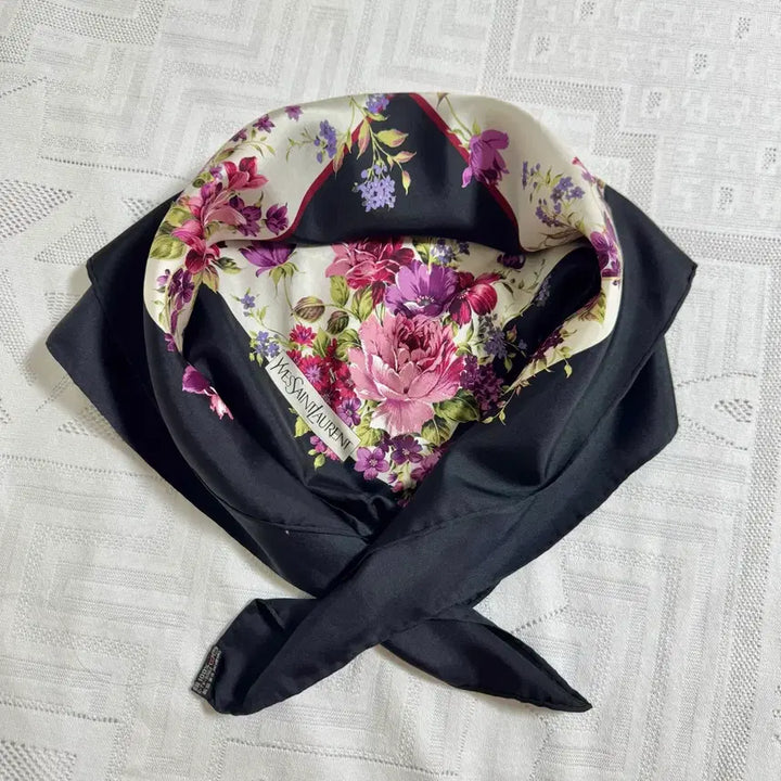 [SOLD OUT] YSL 입생로랑 사각 실크 블랙 플라워 스카프