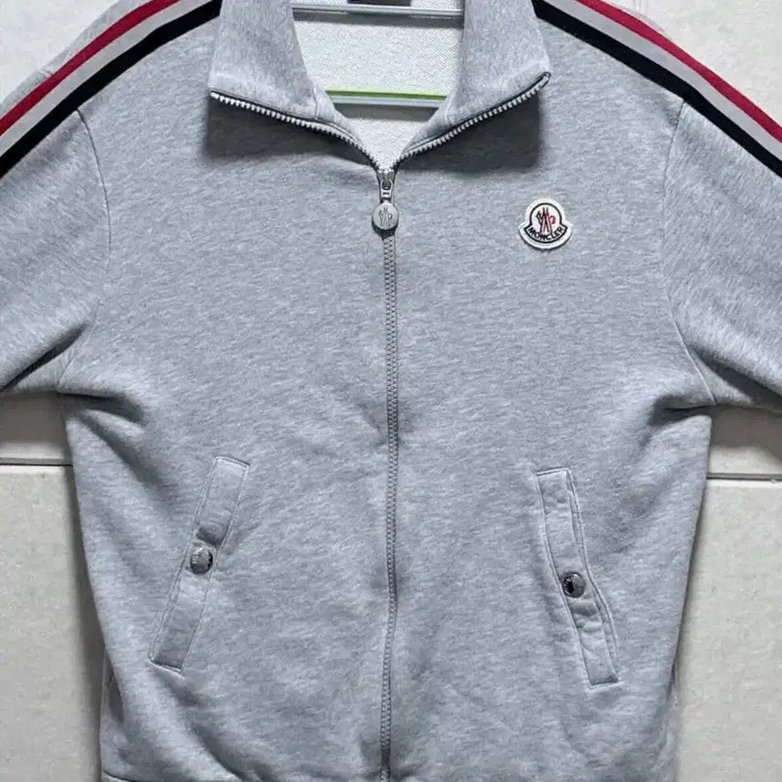 [SOLD OUT] 급처) 정품 몽클레어 삼선 라인 그레이 집업 자켓