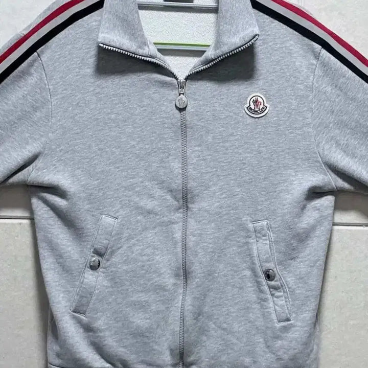 [SOLD OUT] 급처) 정품 몽클레어 삼선 라인 그레이 집업 자켓