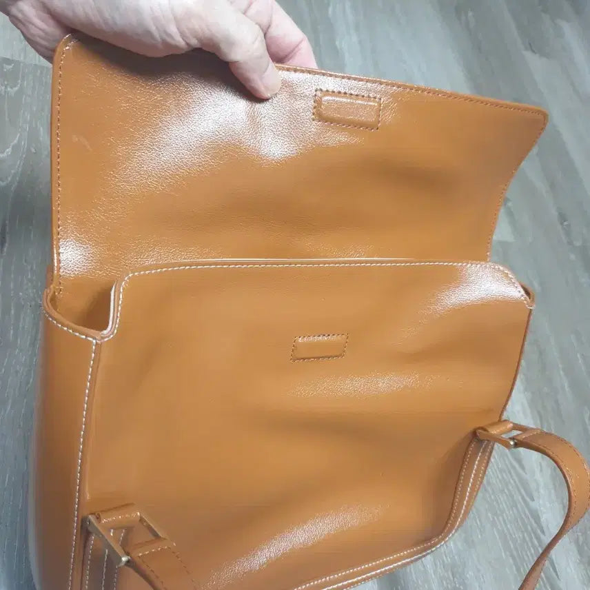 [SOLD OUT] 루에브르 가죽숄더백