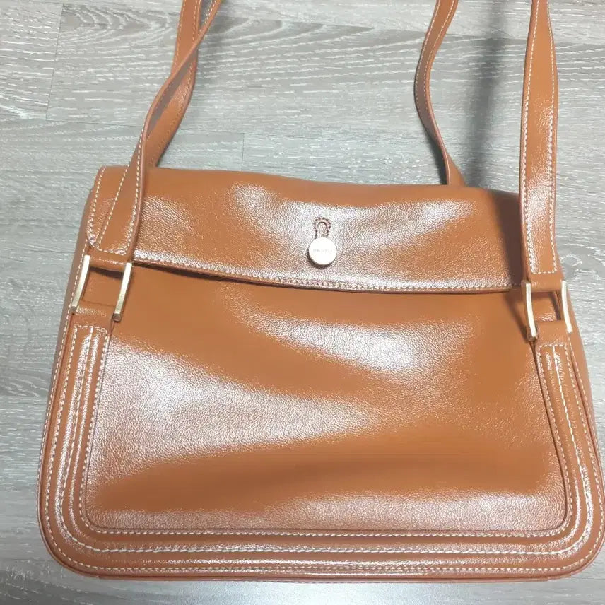 [SOLD OUT] 루에브르 가죽숄더백