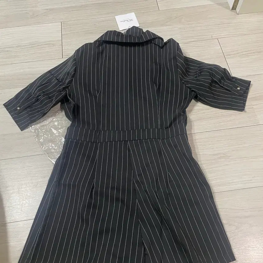 [BUNJANG] Black Striped Jumpsuit - S Size / 스트라이프  원피스  점프수트 블랙s 하객룩 오피스룩 결혼식 모임