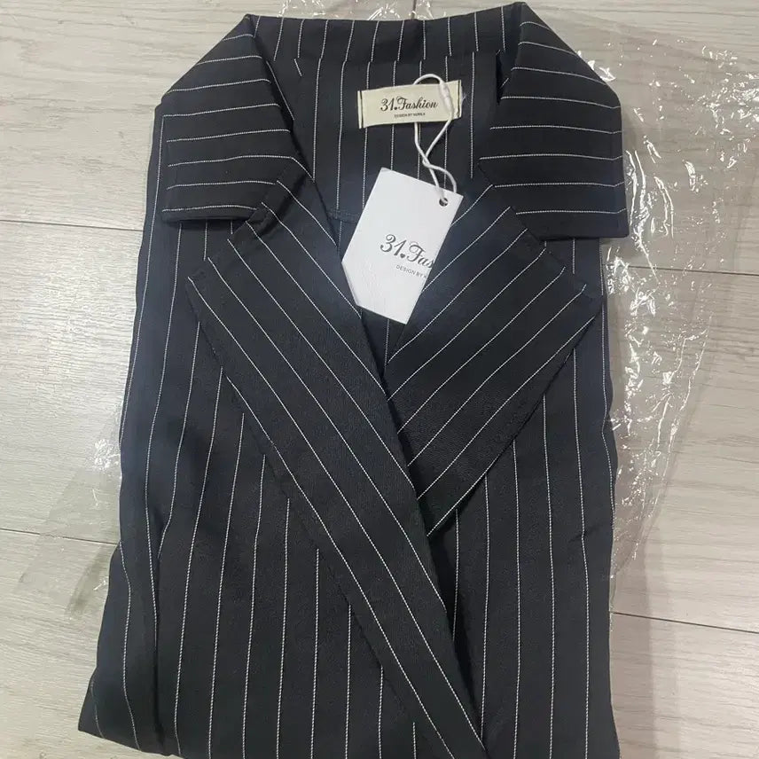[BUNJANG] Black Striped Jumpsuit - S Size / 스트라이프  원피스  점프수트 블랙s 하객룩 오피스룩 결혼식 모임