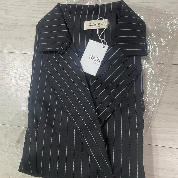 [BUNJANG] Black Striped Jumpsuit - S Size / 스트라이프  원피스  점프수트 블랙s 하객룩 오피스룩 결혼식 모임