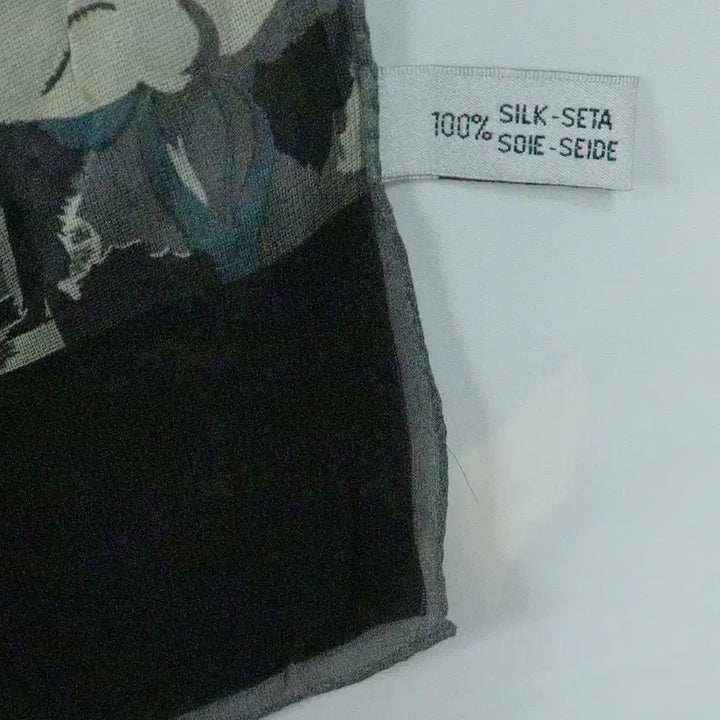 [SOLD OUT] 실크100 블랙 플라워 패턴 롱 스카프 실크 머플러