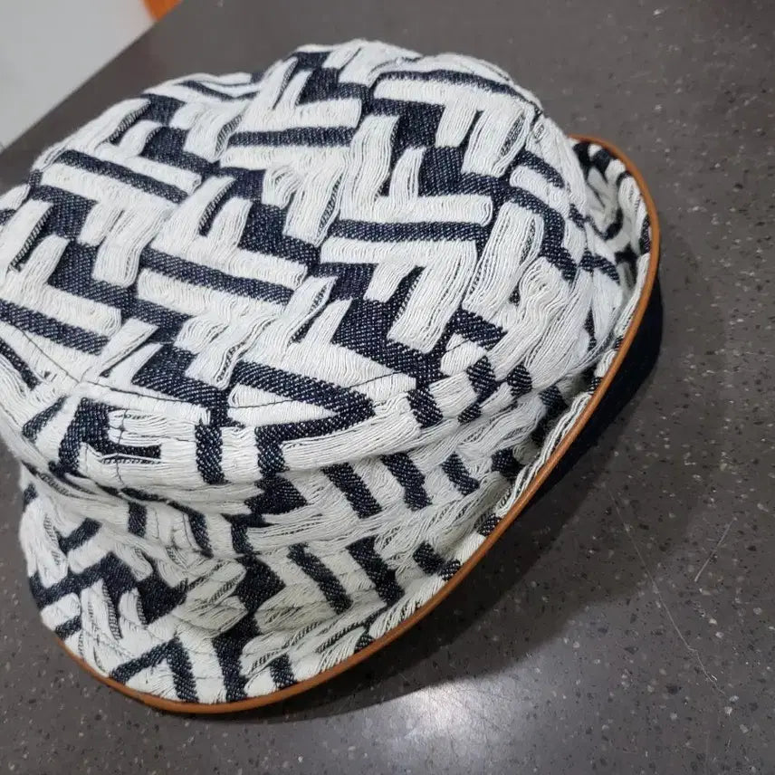 [SOLD OUT] 정품!!펜디 버킷햇 남녀착용가능해요.F