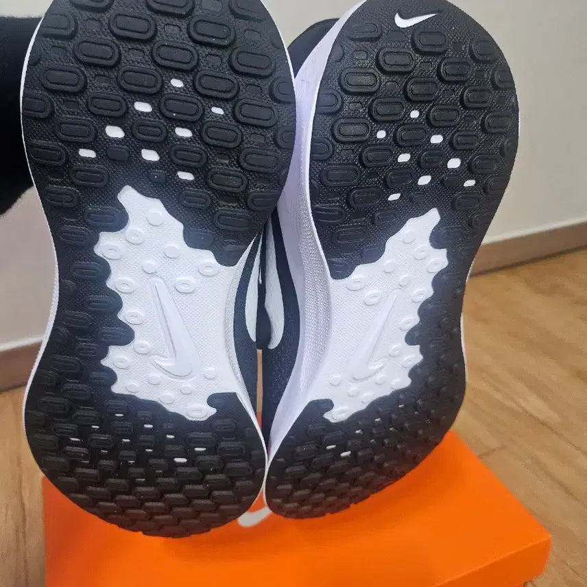 [SOLD OUT] 나이키 레볼루션 7 블랙 화이트 신발 운동화 스니커즈  265