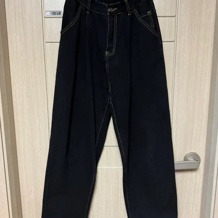 [BUNJANG] Stitch Black Jeans / 스티치블랙진
